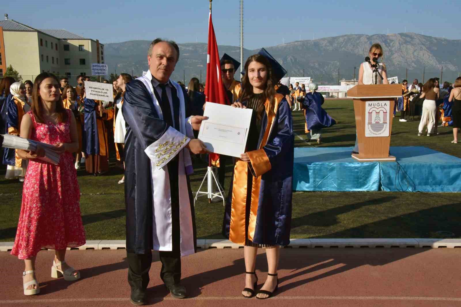 MSK&Uuml;&rsquo;l&uuml; geleceğin &ouml;ğretmenleri mezun oldu
