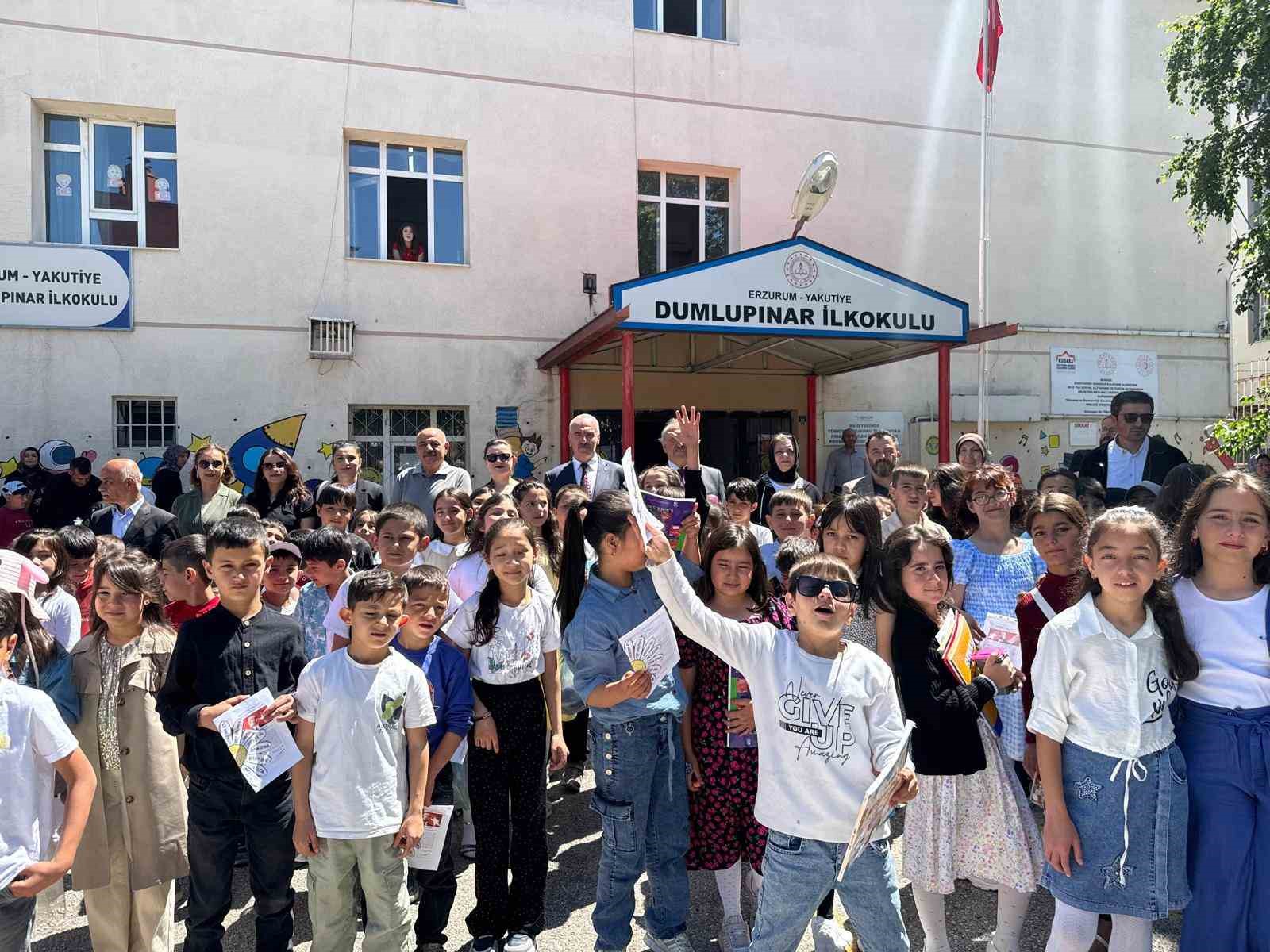 ER- VAK &ouml;ğrencilerin karne sevincine ortak oldu
