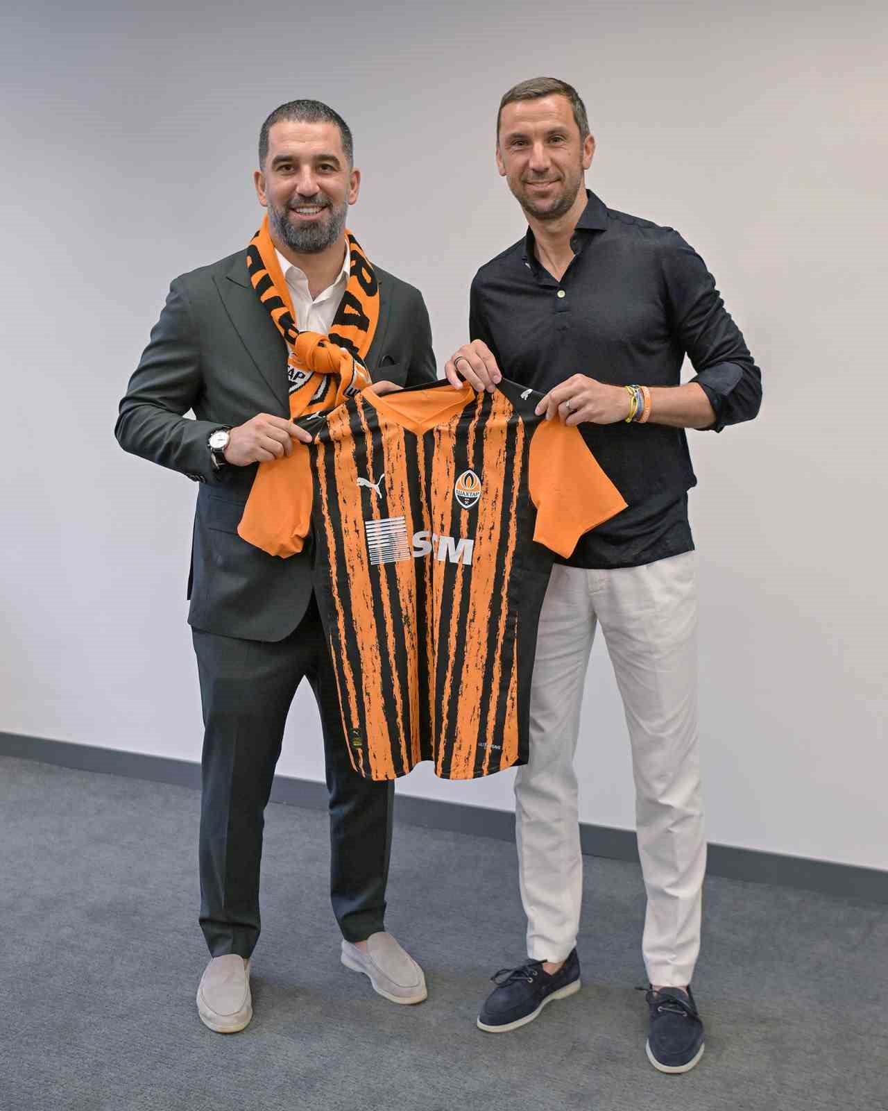Arda Turan, yeni takımı Shakhtar Donetsk’te futbolcularla tanıştı
