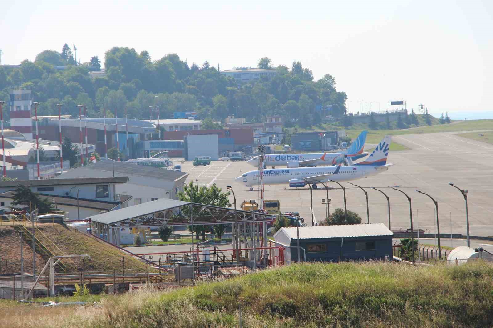 İran’dan tahliye edilen Ummanlı kafile uçakla Trabzon’dan ülkelerine dönüyor
