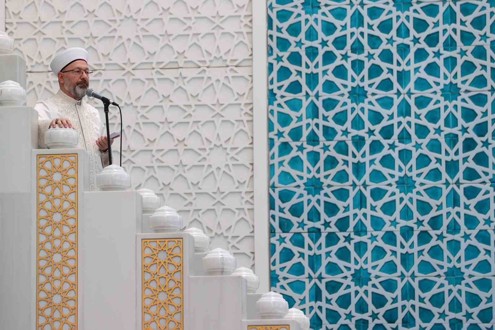 Diyanet İşleri Başkanı Erbaş, Ahmet Hamdi Akseki Camii’nde hutbe okudu
