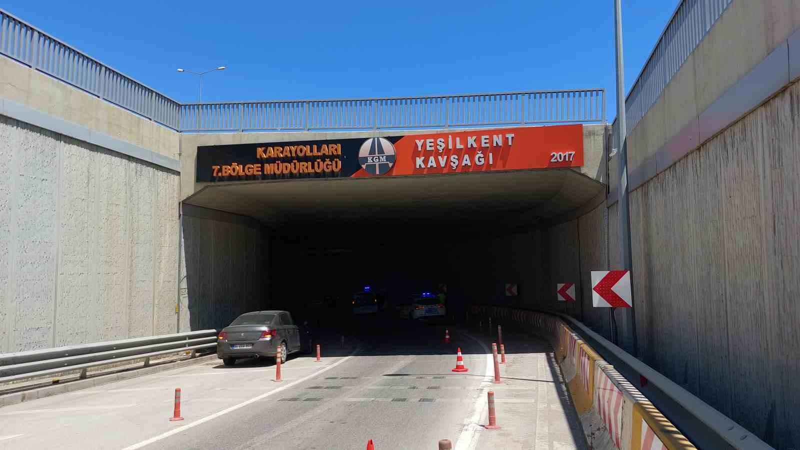 Kızlarının mezuniyet t&ouml;renine giden aile &rsquo;ucube alt ge&ccedil;it&rsquo;te kaza yaptı: 3 yaralı
