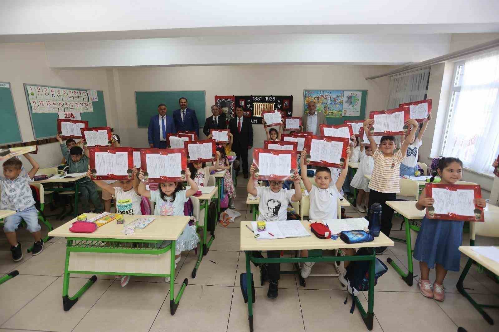 Başkan Sandık&ccedil;ı, &ouml;ğrencilerin karne heyecanına ortak oldu
