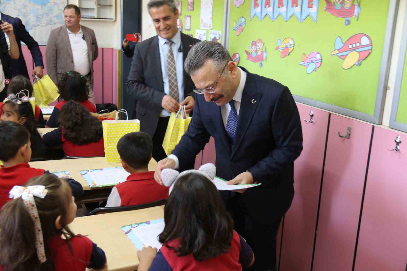 Vali Aksoy, öğrencilerin karne sevincine ortak oldu