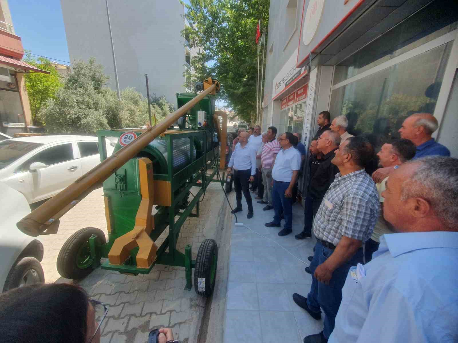 Mut’ta üreticiye tohum eleme makinesi