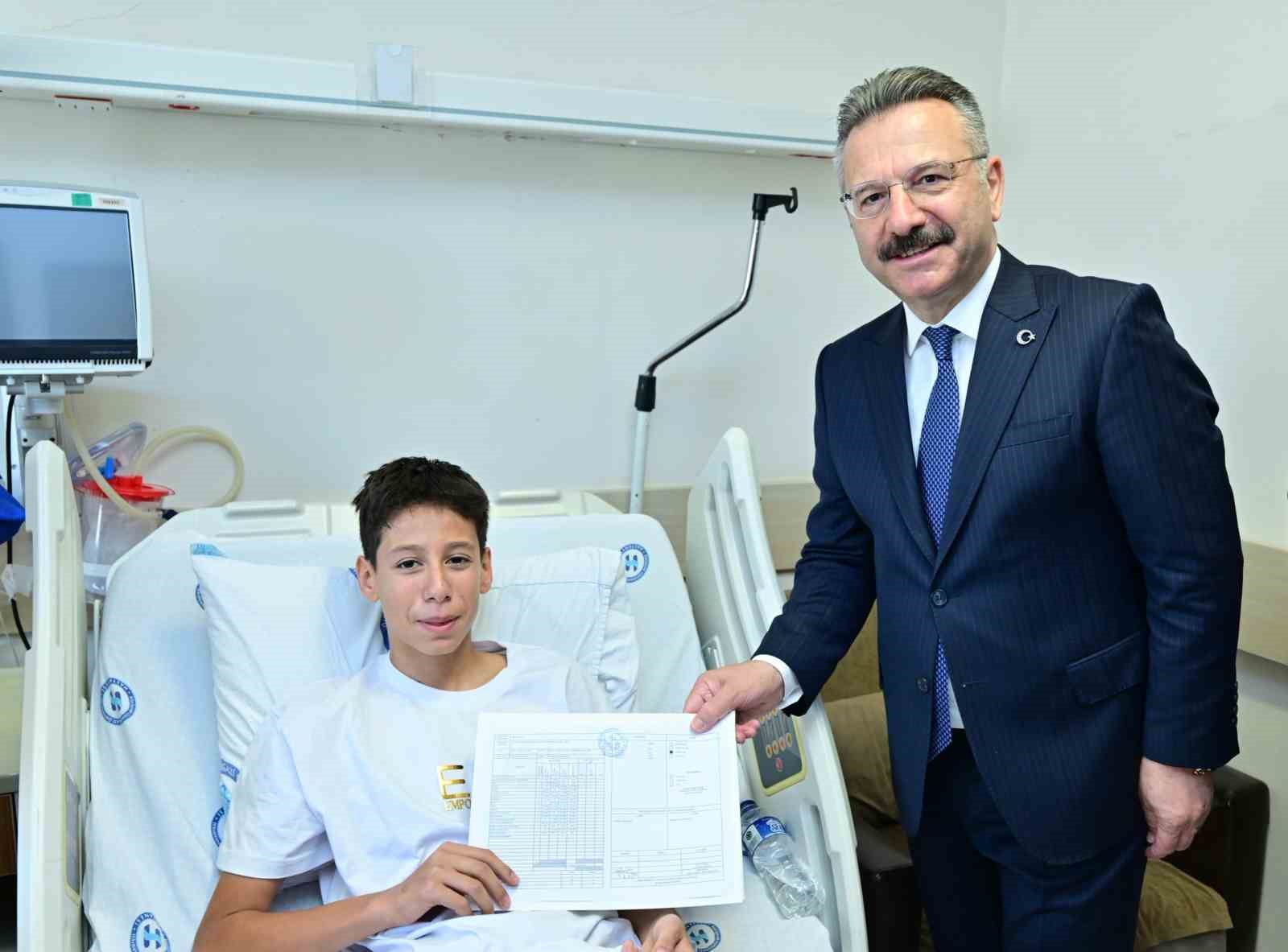 Hastanede tedavi gören öğrencilere karnelerini Vali Aksoy dağıttı