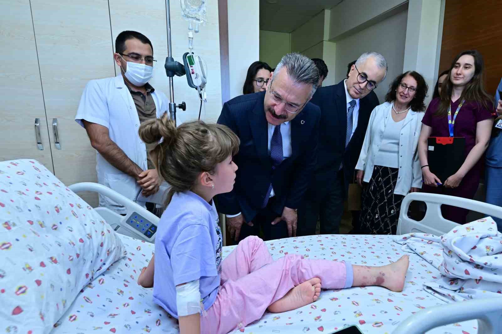 Hastanede tedavi g&ouml;ren &ouml;ğrencilere karnelerini Vali Aksoy dağıttı
