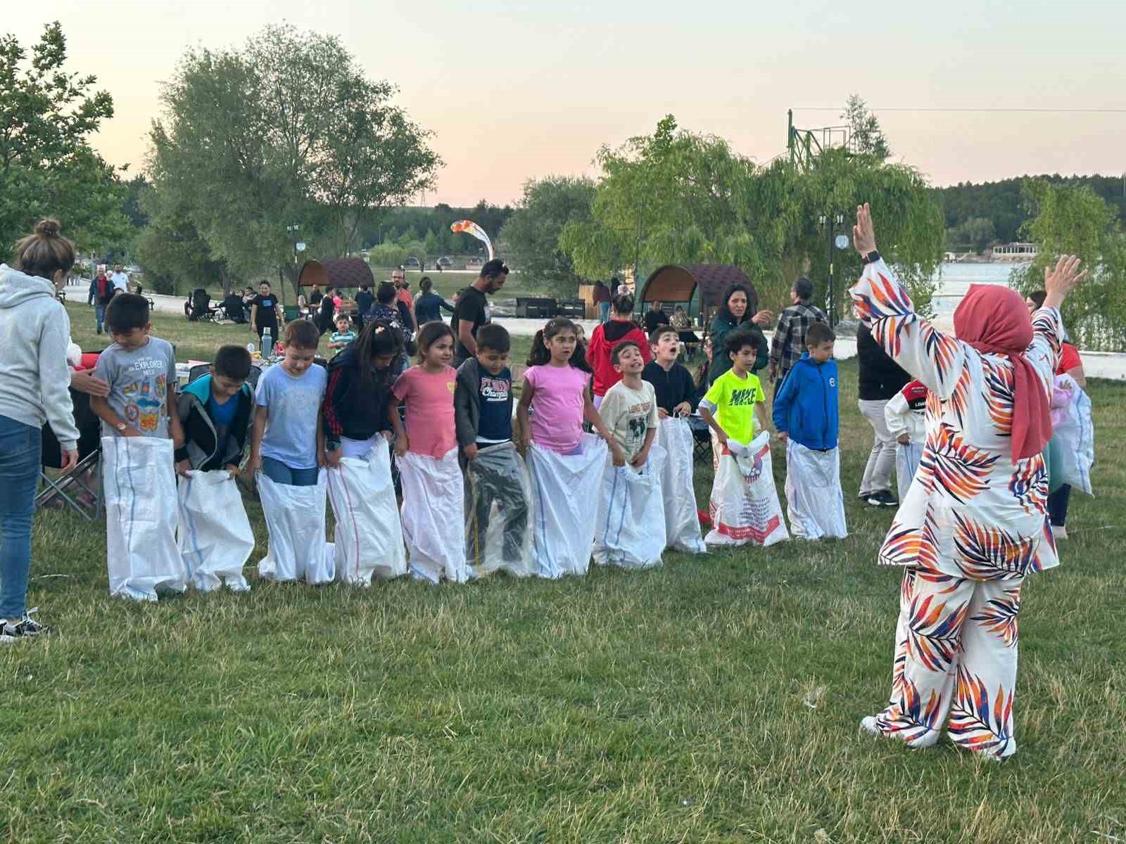 Çocuklar anne ve babalarıyla hem kitap okudular hem de oyunlar oynadılar