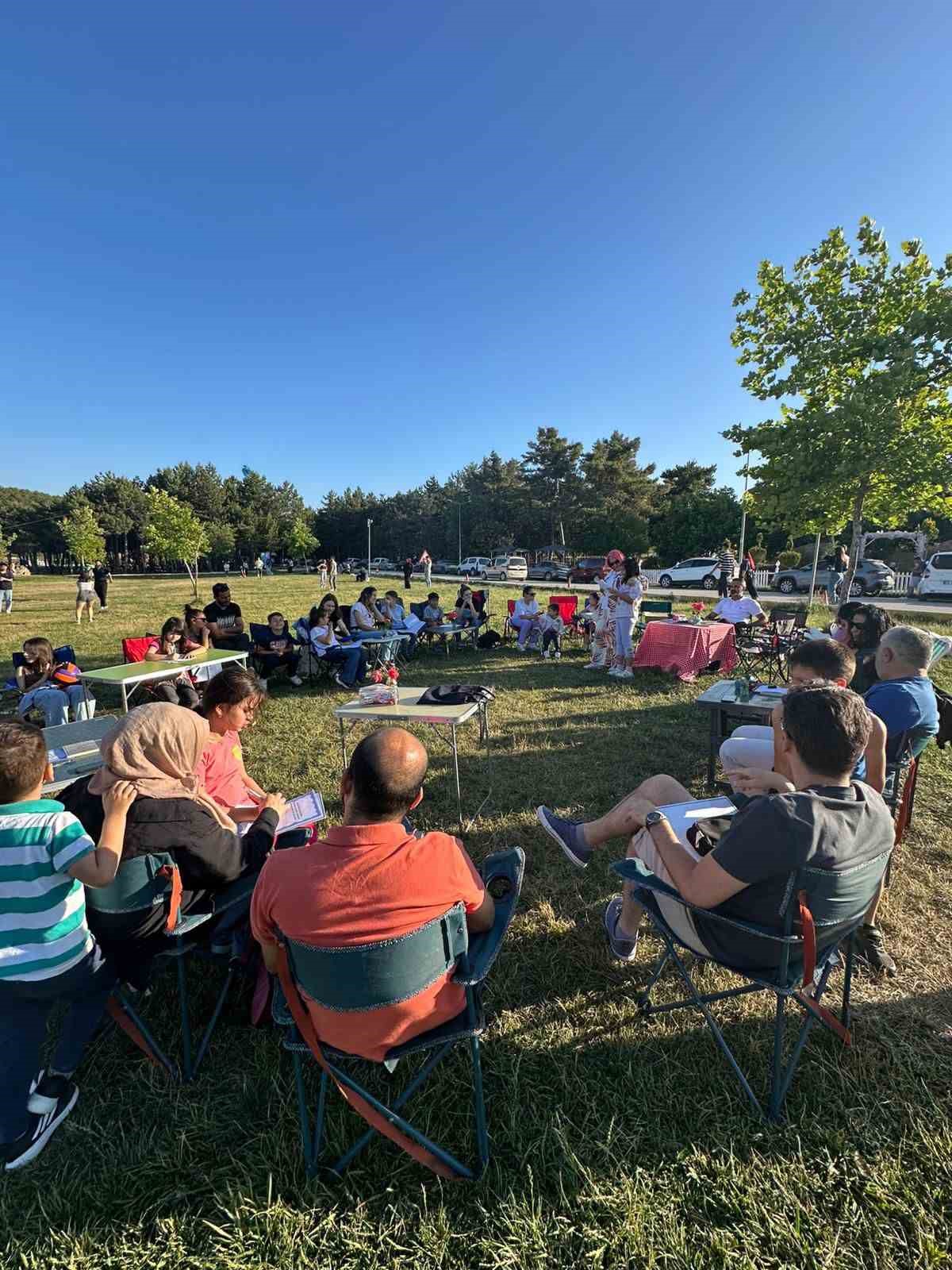 &Ccedil;ocuklar anne ve babalarıyla hem kitap okudular hem de oyunlar oynadılar
