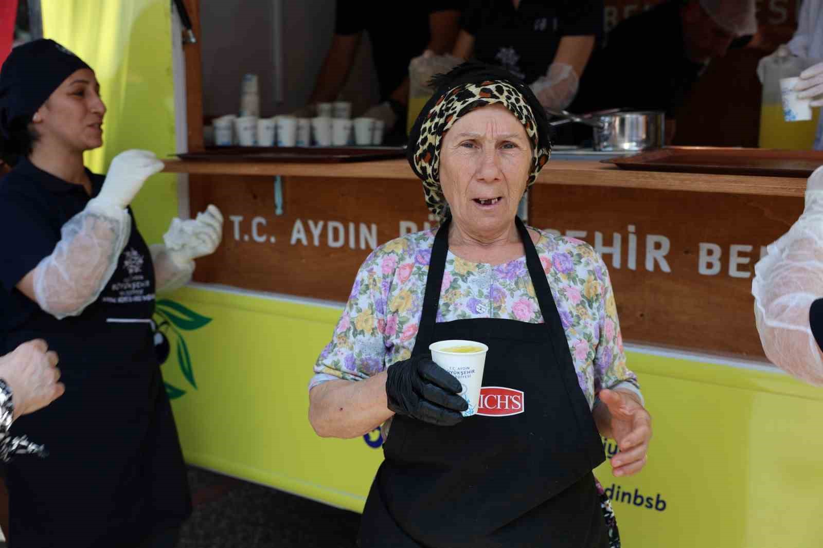 Başkan &Ccedil;er&ccedil;ioğlu&rsquo;ndan pazarcı esnafına sıcak g&uuml;nlerde serin destek
