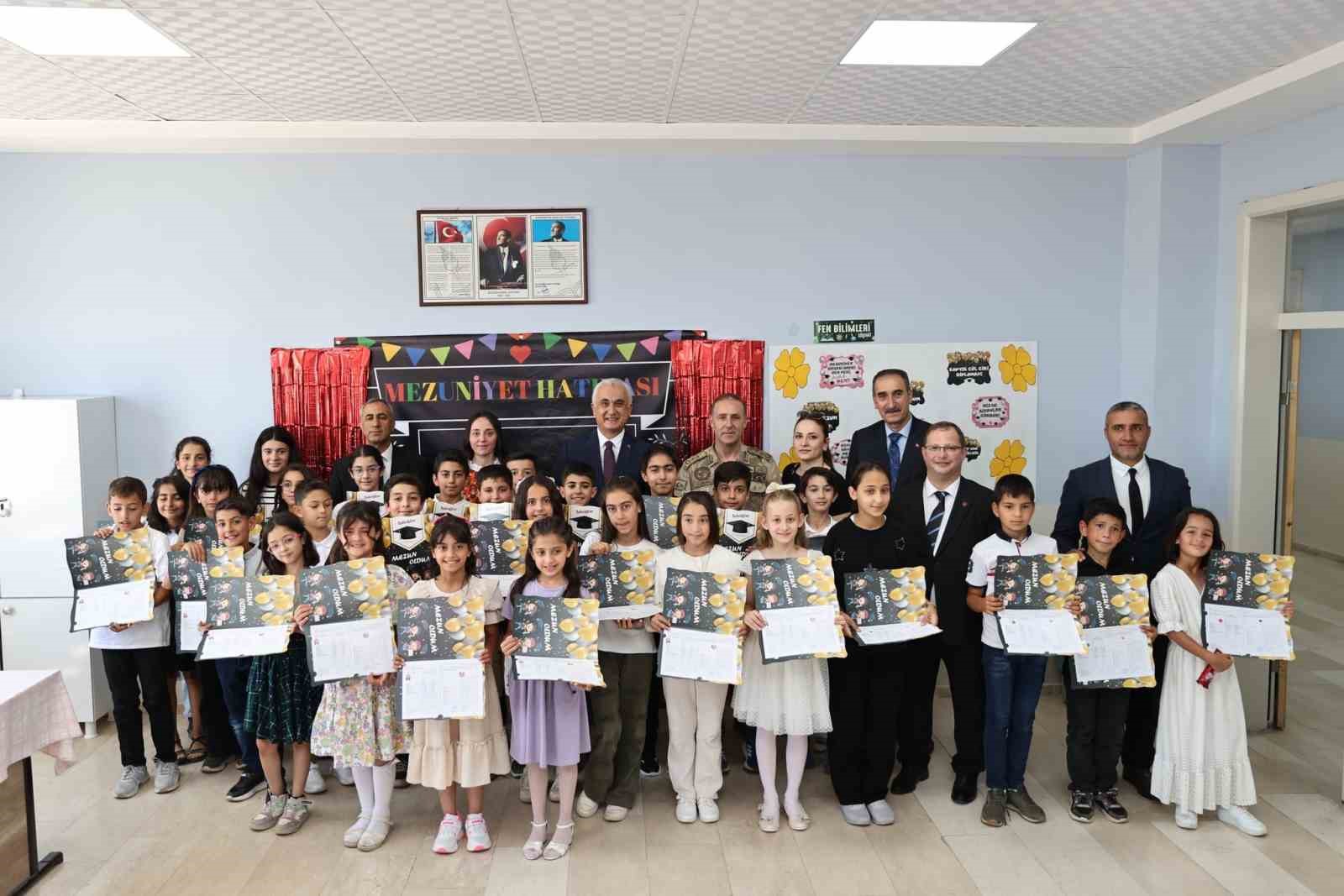 Muş’ta 104 bin öğrenci karne heyecanı yaşadı