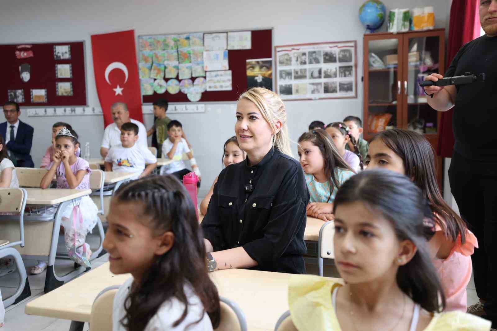 Başkan Doğan miniklerin karne gününde yalnız bırakmadı