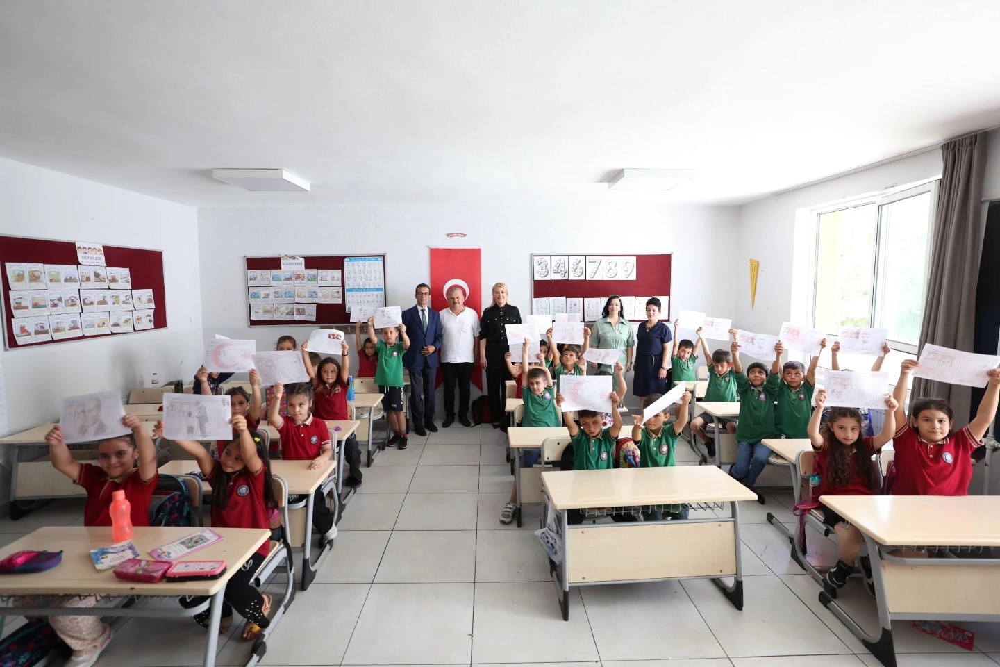 Başkan Doğan miniklerin karne g&uuml;n&uuml;nde yalnız bırakmadı
