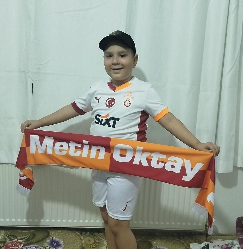 Lösemi hastası minik Mustafa’nın Galatasaray formasıyla hayali gerçekleşti