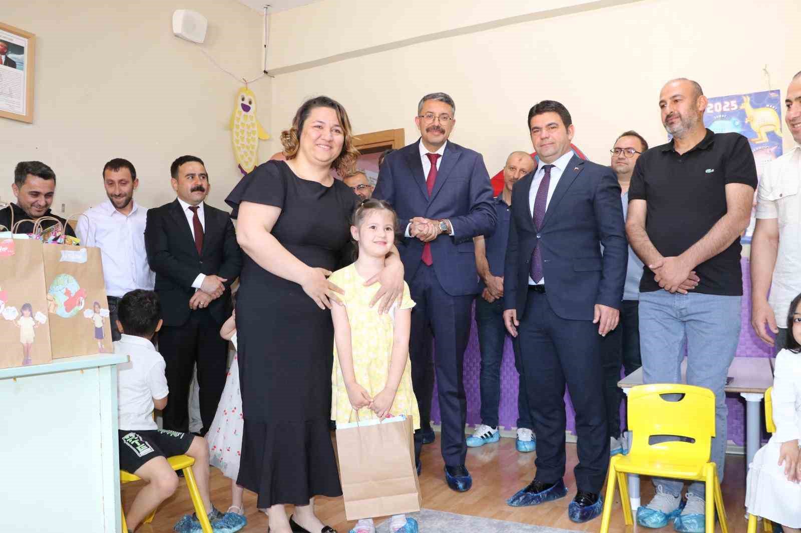 Vali Çelik, karne heyecanına ortak oldu