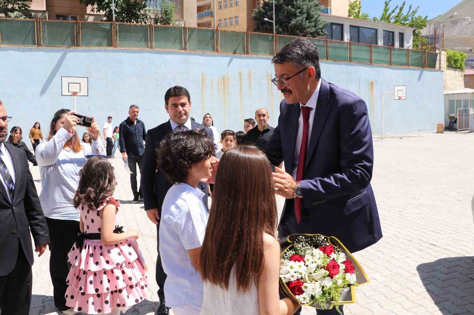 Vali &Ccedil;elik, karne heyecanına ortak oldu
