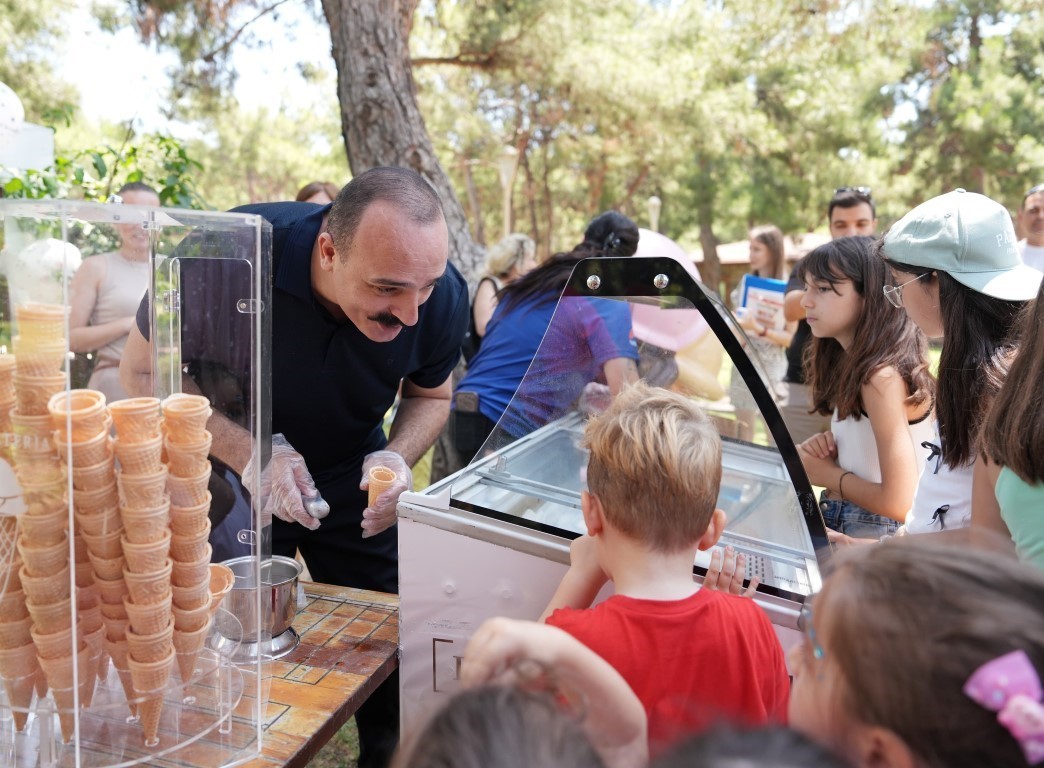 Kotan’dan çocuklara karne hediyesi dondurma ikramı