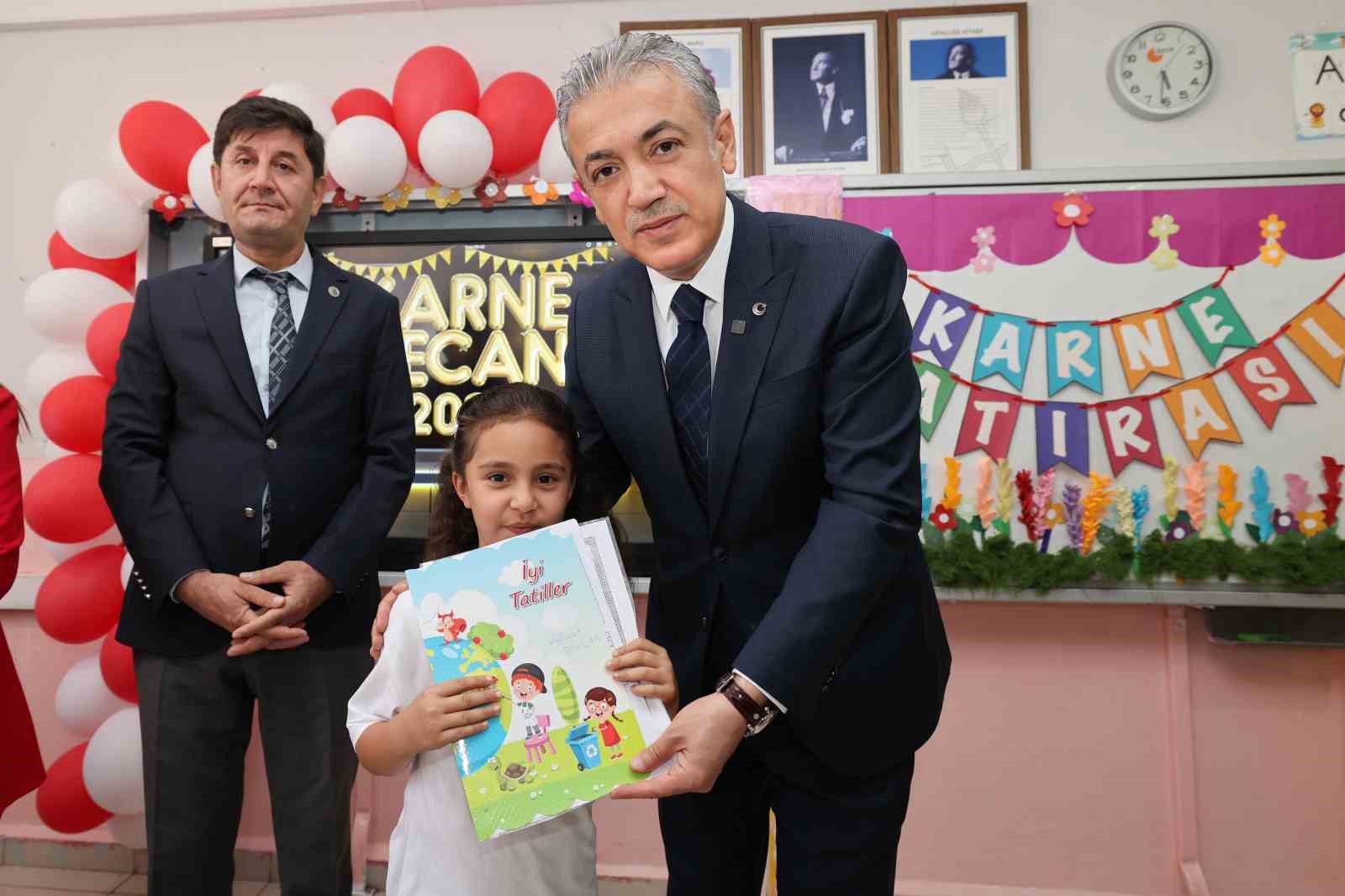 Vali Akkoyun, karne dağıtım t&ouml;renine katılarak &ouml;ğrencilerin sevincine ortak oldu
