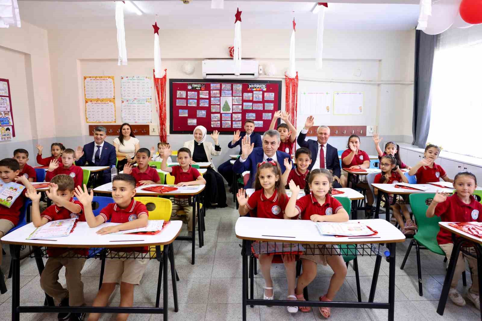 Mersin&rsquo;de 403 bin &ouml;ğrenci karne sevinci yaşadı
