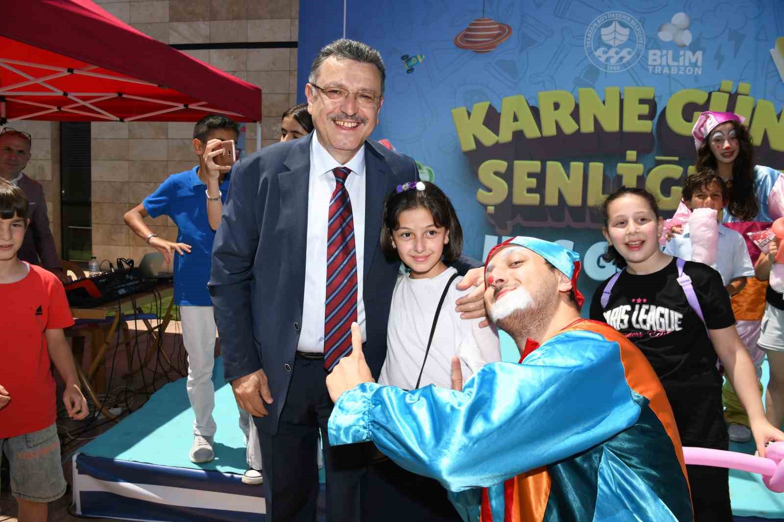 Başkan Genç çocukların karne sevincine ortak oldu