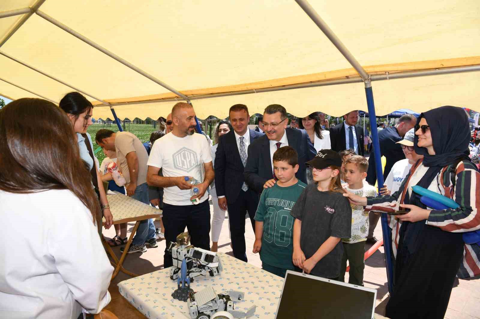 Başkan Gen&ccedil; &ccedil;ocukların karne sevincine ortak oldu
