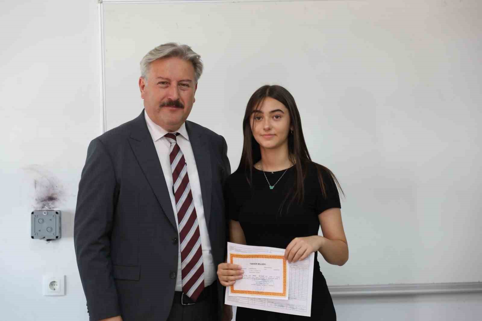 Başkan Palancıoğlu, karne alan &ouml;ğrencilerin heyecanına ortak oldu
