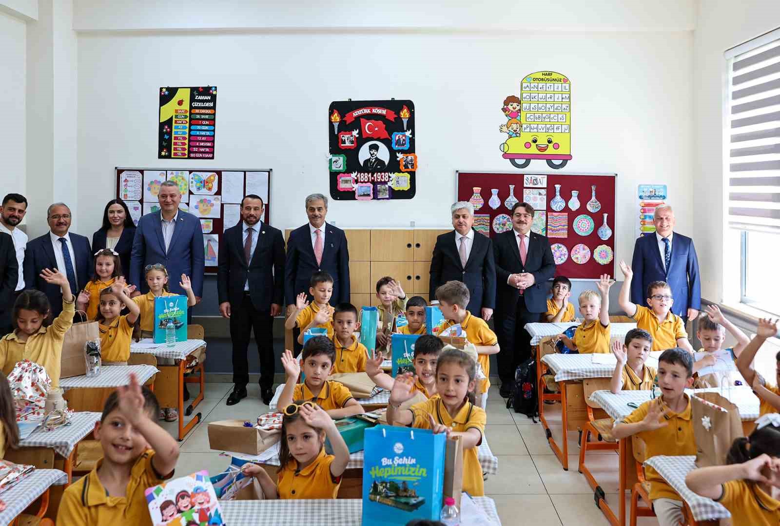 Başkan Alemdar, &ccedil;ocukların karne heyecanına ortak oldu
