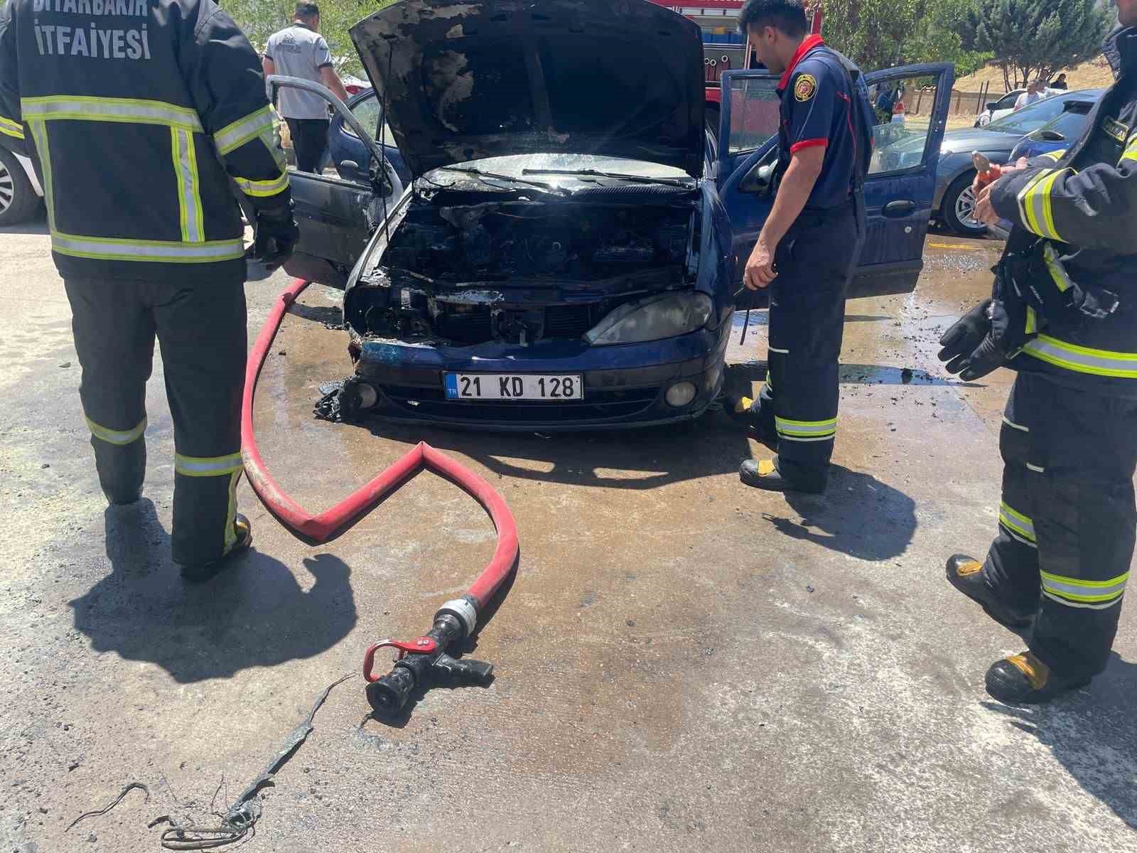 Diyarbakır&rsquo;da hastane otoparkında otomobil yangını
