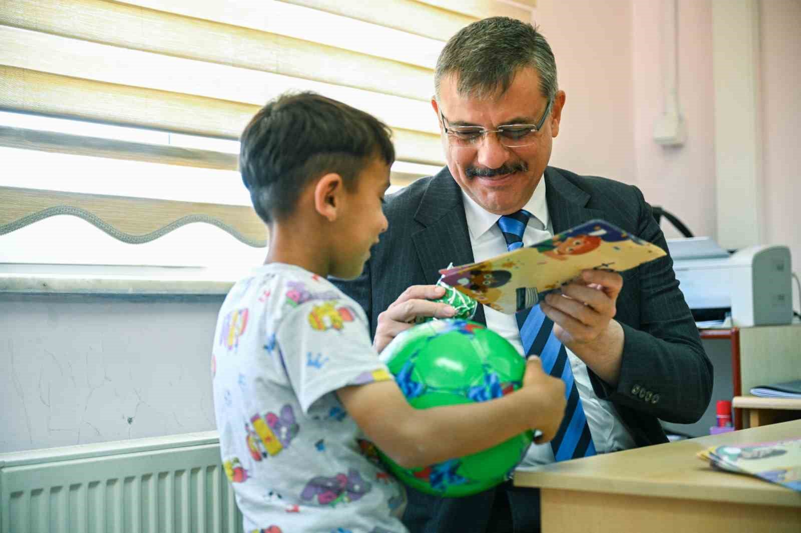 Erzurum’da köy okulunda karne heyecanı
