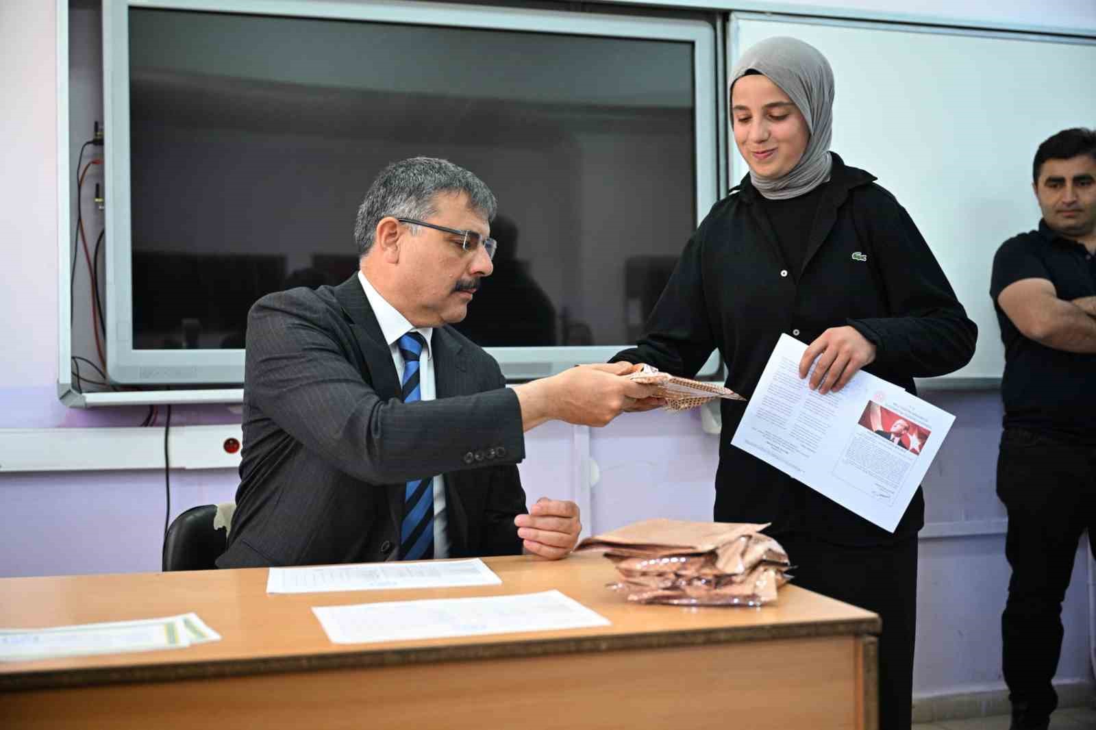 Erzurum&rsquo;da k&ouml;y okulunda karne heyecanı
