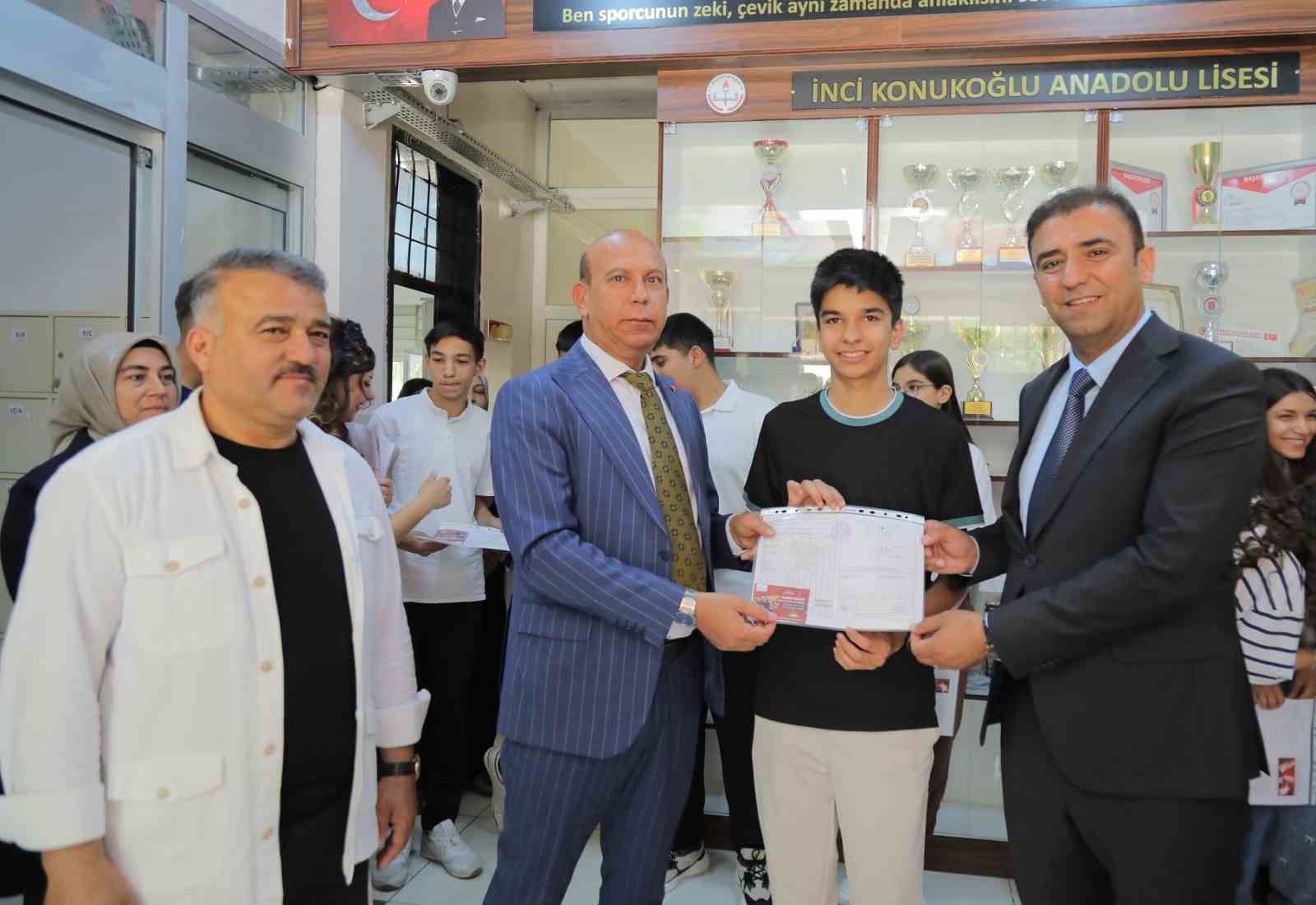 Şahin’den tüm öğrencilere karne hediyesi