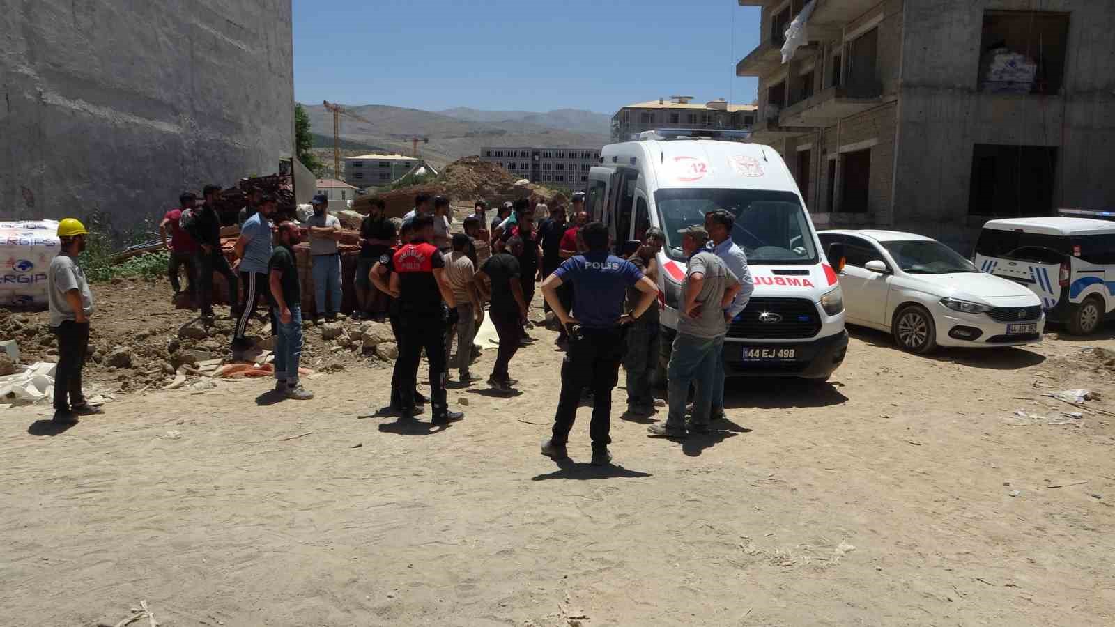 Malatya&rsquo;da şantiye iş&ccedil;ileri arasında taşlı, demir sopalı kavga: 3 yaralı
