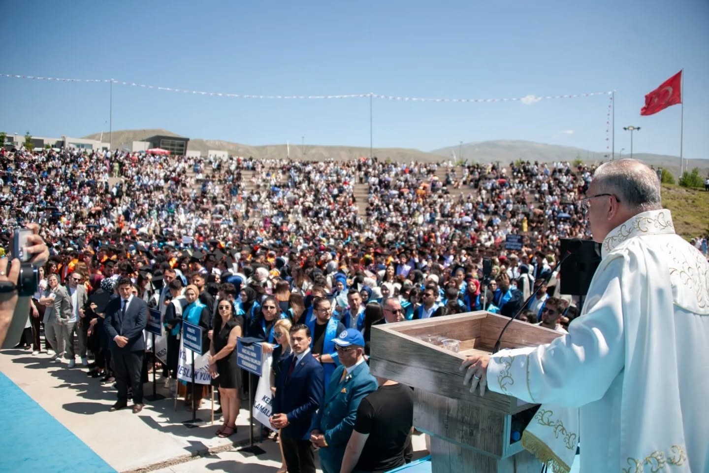 EBY&Uuml;&rsquo;de mezuniyet coşkusu yaşandı
