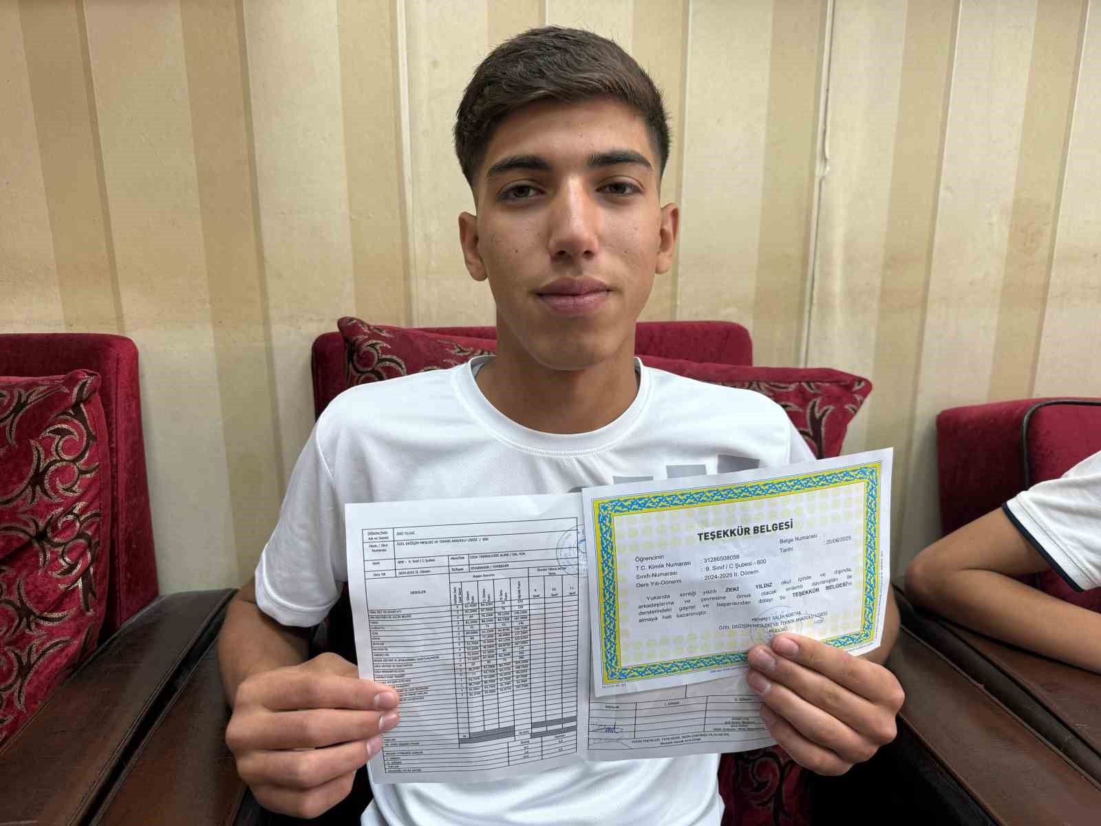 Diyarbakır’da karne hediyesi, başarılı öğrencilere ücretsiz saç tıraşı