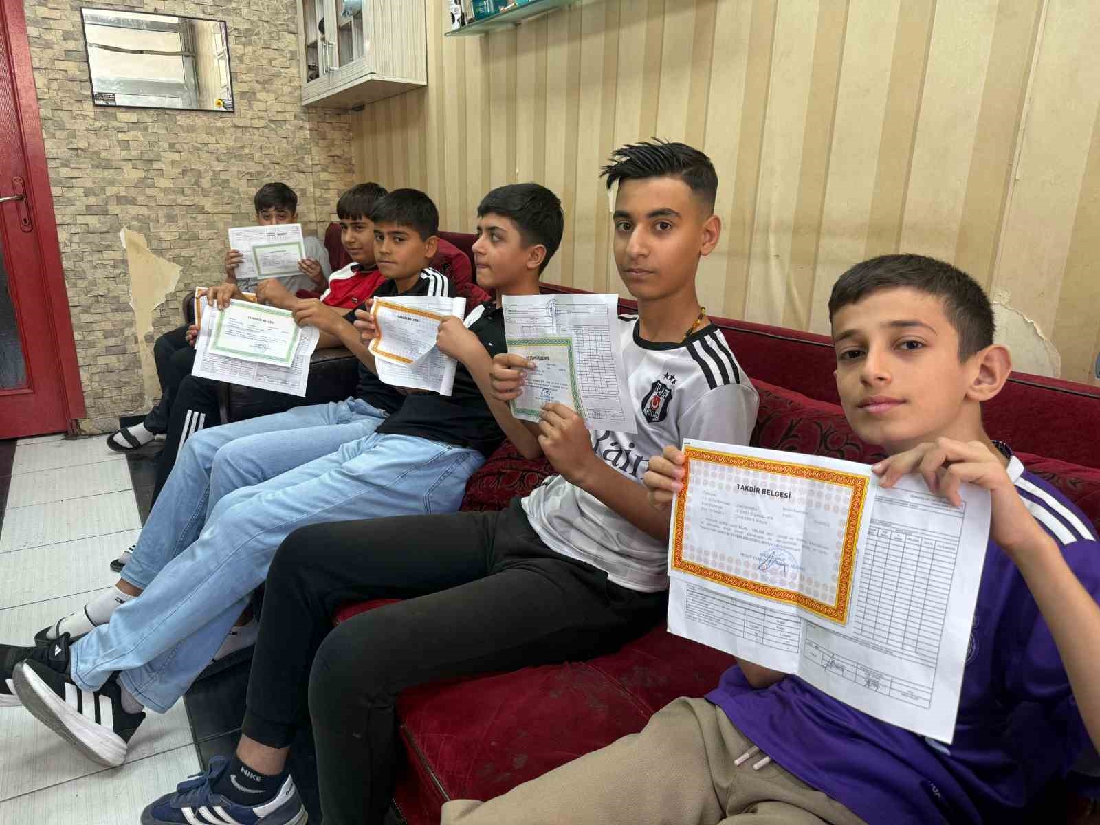 Diyarbakır&rsquo;da karne hediyesi, başarılı &ouml;ğrencilere &uuml;cretsiz sa&ccedil; tıraşı
