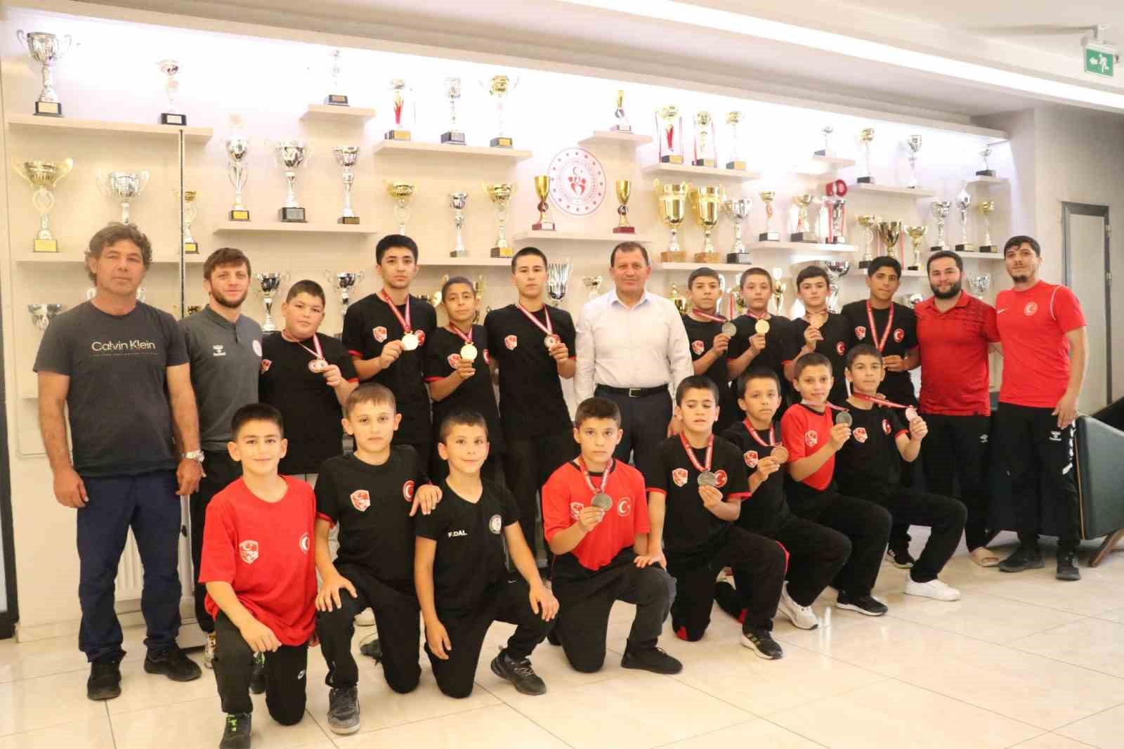 Kayserili minik güreşçilerden 11 madalya