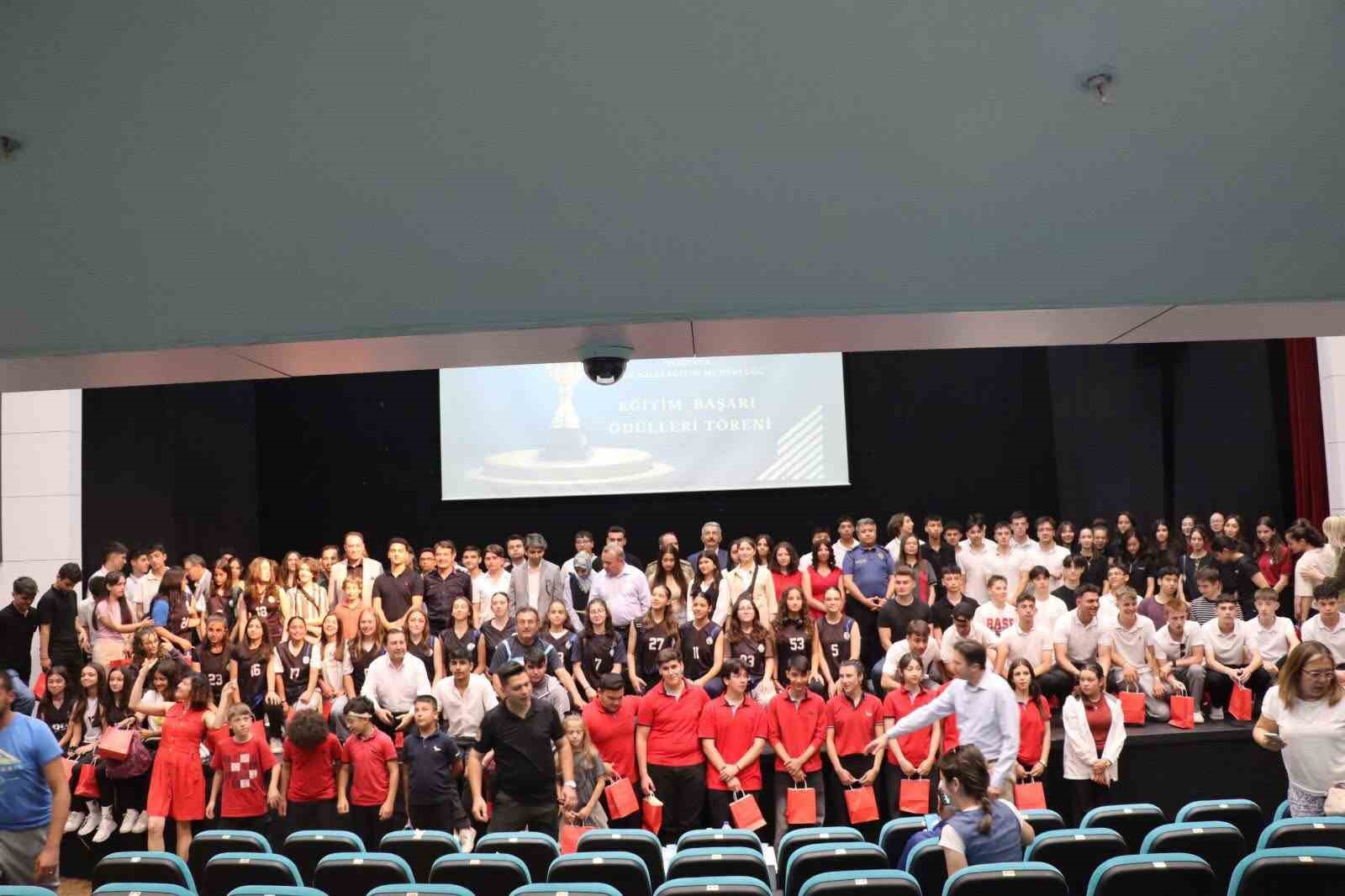 Boz&uuml;y&uuml;k&rsquo;te &rsquo;Eğitimde Başarı &Ouml;d&uuml;lleri&rsquo; sahiplerini buldu
