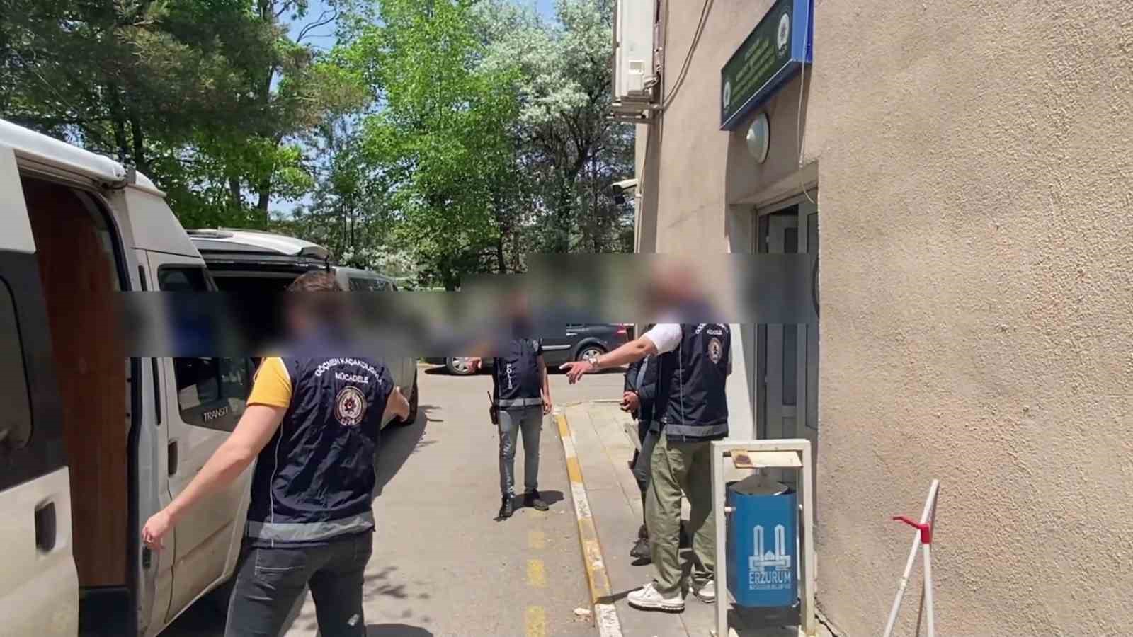 Polisten d&uuml;zensiz g&ouml;&ccedil;men operasyonu
