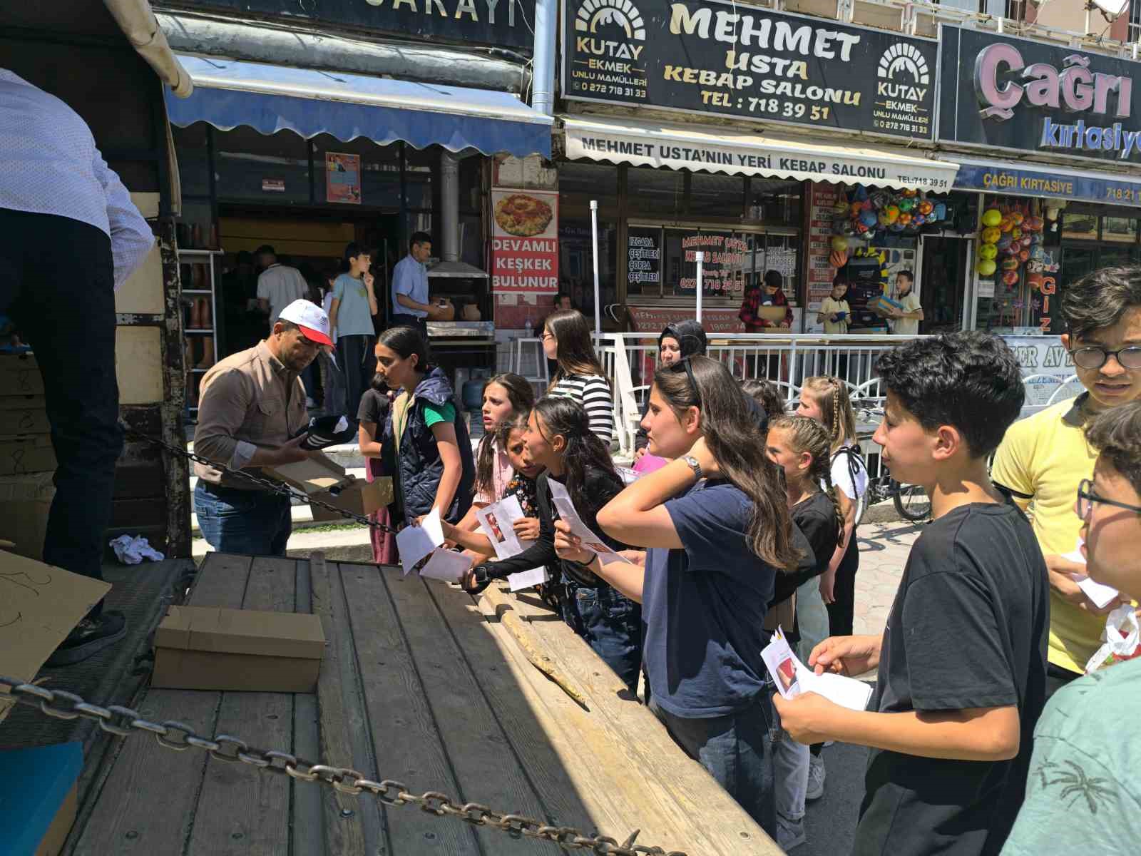 Şuhut’ta takdir belgesi alan öğrencilere ayakkabı sürprizi