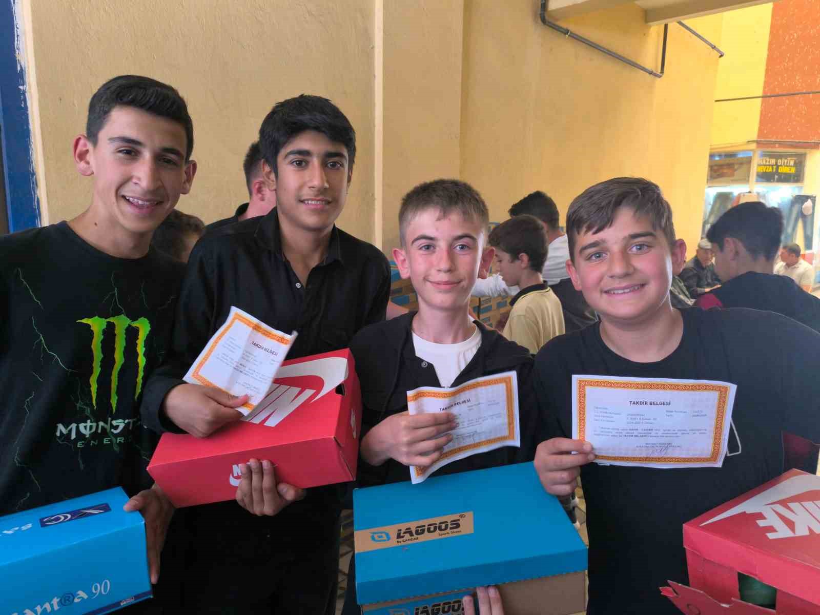 Şuhut&rsquo;ta takdir belgesi alan &ouml;ğrencilere ayakkabı s&uuml;rprizi
