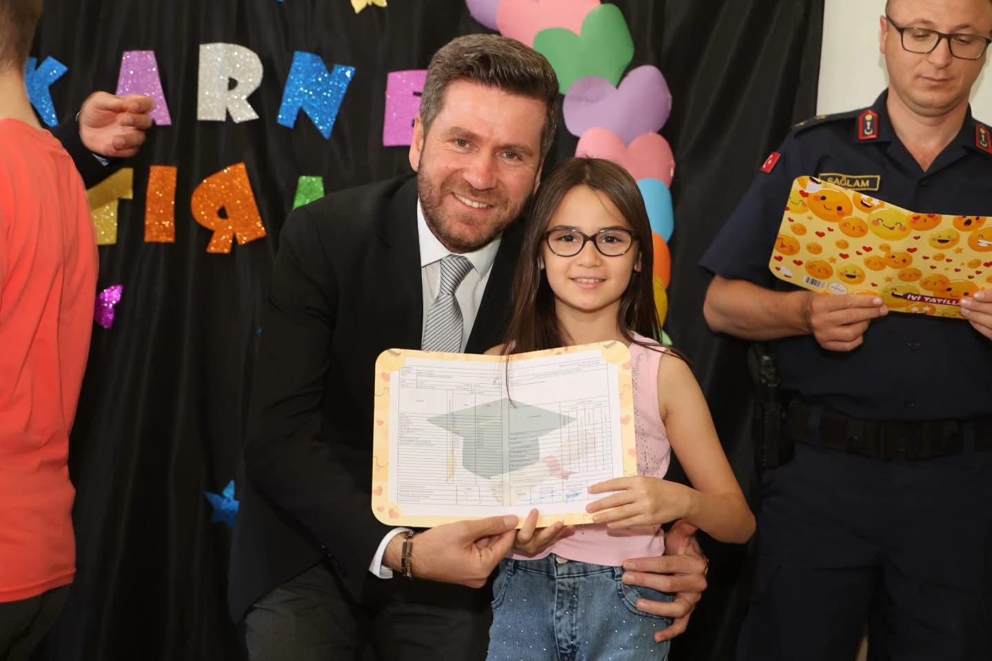 Başkan Tatık öğrencilerin karne heyecanına ortak oldu