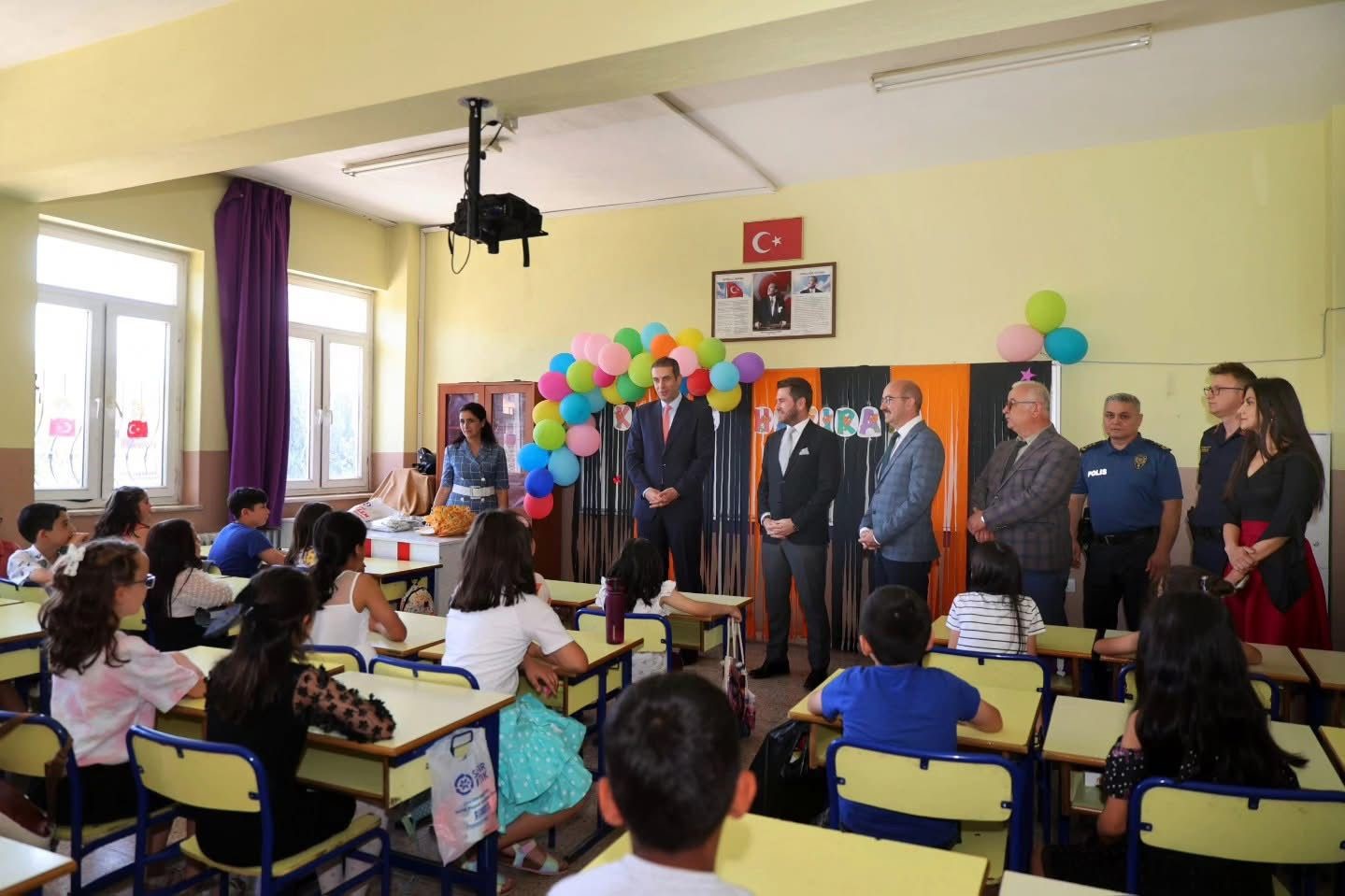 Başkan Tatık &ouml;ğrencilerin karne heyecanına ortak oldu
