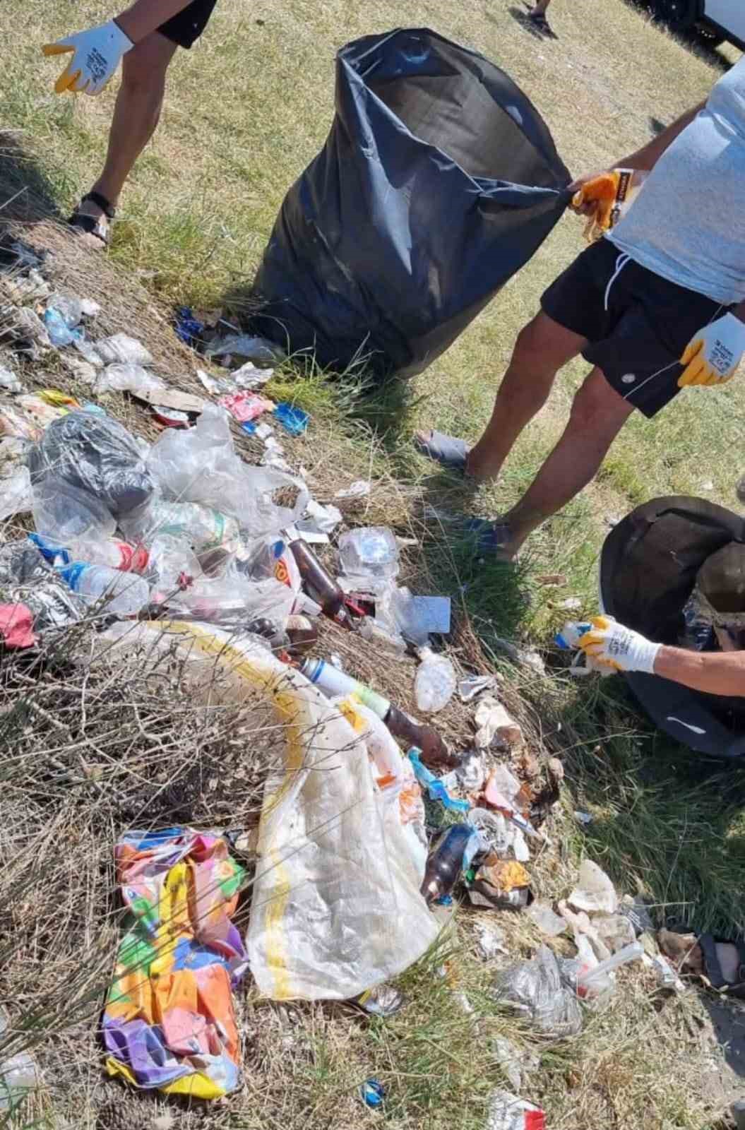 Kapıdağ Yarımadası K&uuml;&ccedil;&uuml;kova&rsquo;da 80 torba &ccedil;&ouml;p toplandı
