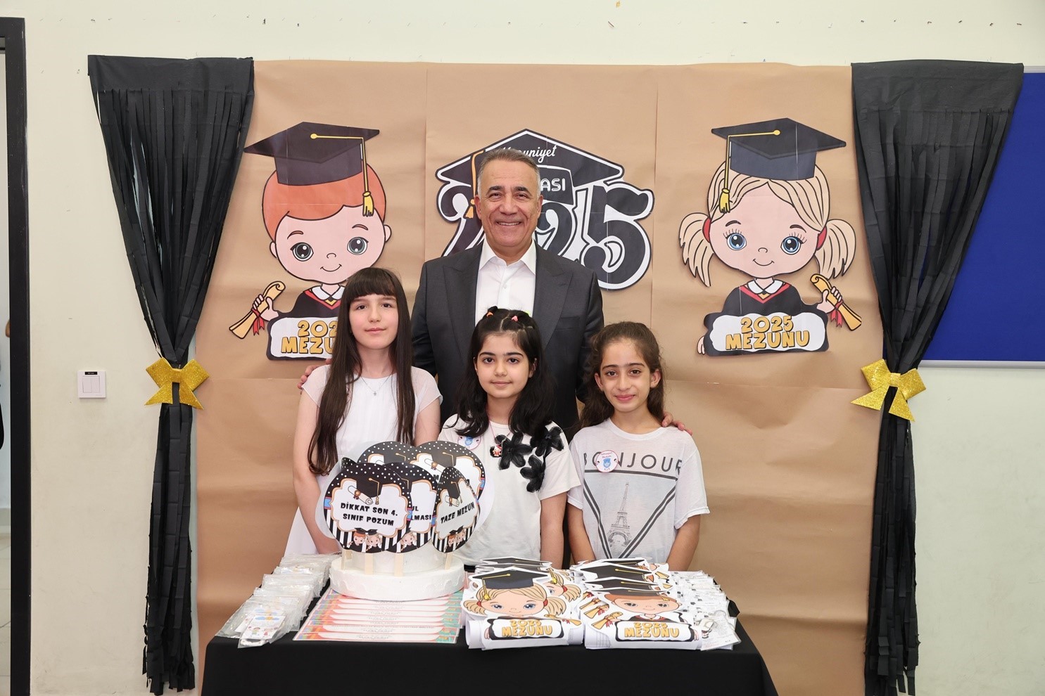 Sultangazi Belediye Başkanı Abdurrahman Dursun, &ccedil;ocukların karne heyecanını paylaştı
