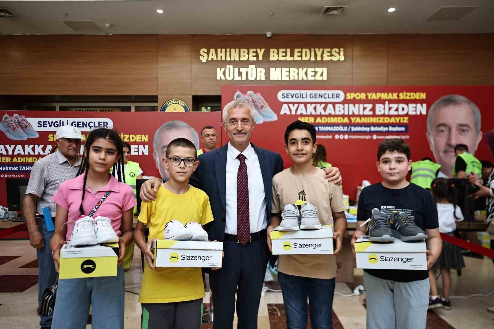 Şahinbey Belediyesi&rsquo;nden &ouml;ğrencilere 1 milyon 438 bin spor ayakkabısı hediye
