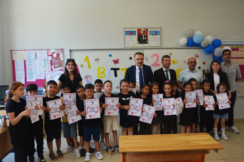 Kaymakam Odabaş &ouml;ğrencilerin karne sevincine ortak oldu
