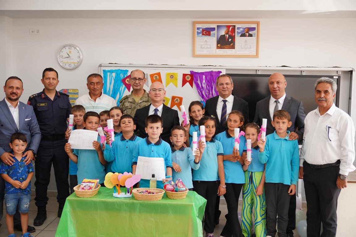 Ayvalık&rsquo;ta &ouml;ğrencilerin karne heyecanı
