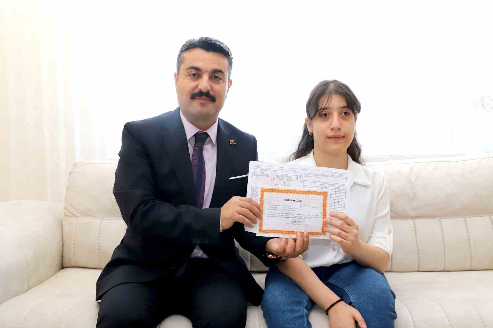 Sivas’ta evde eğitim alan öğrencilere özel karne ziyareti