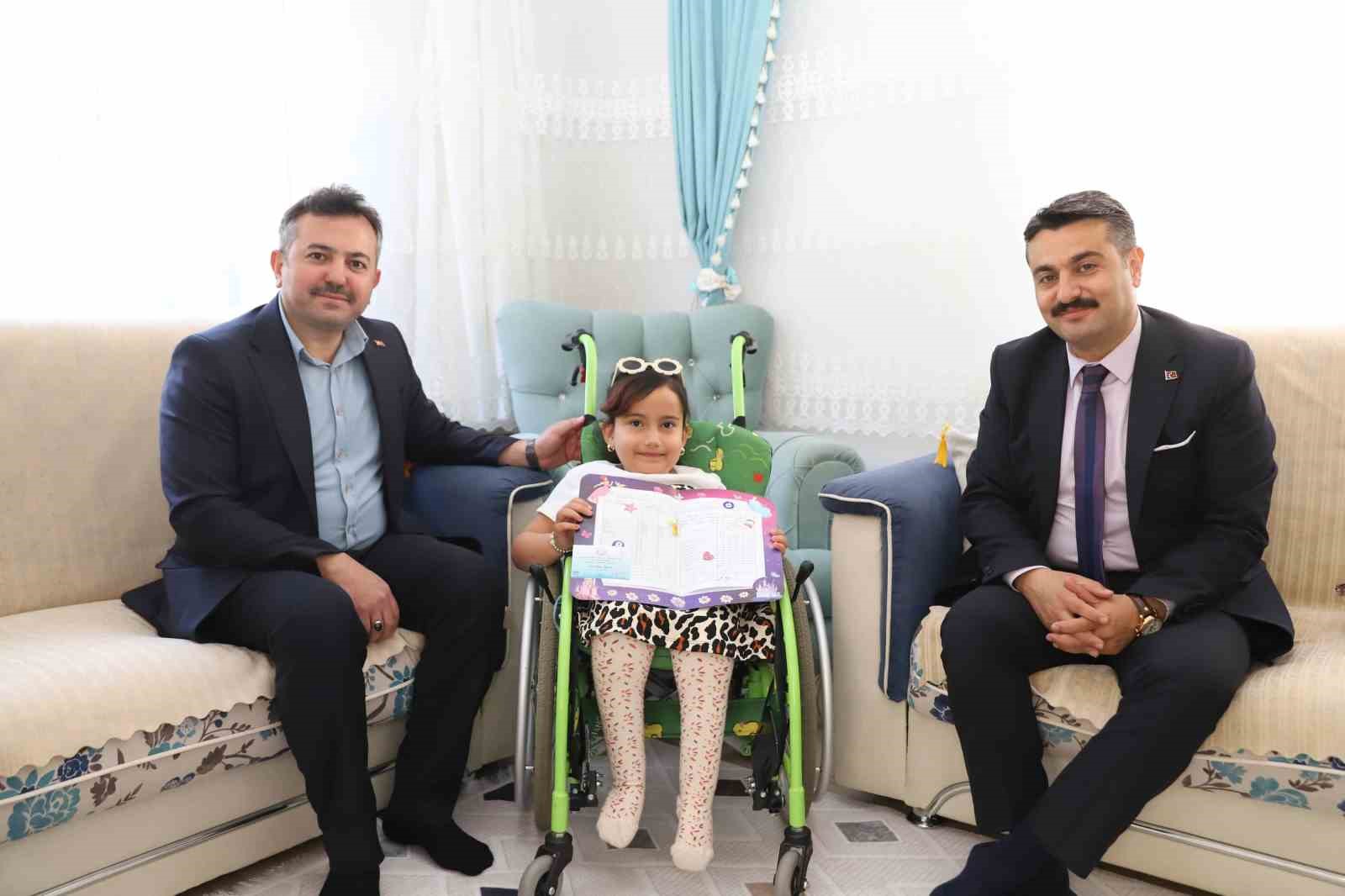 Sivas&rsquo;ta evde eğitim alan &ouml;ğrencilere &ouml;zel karne ziyareti
