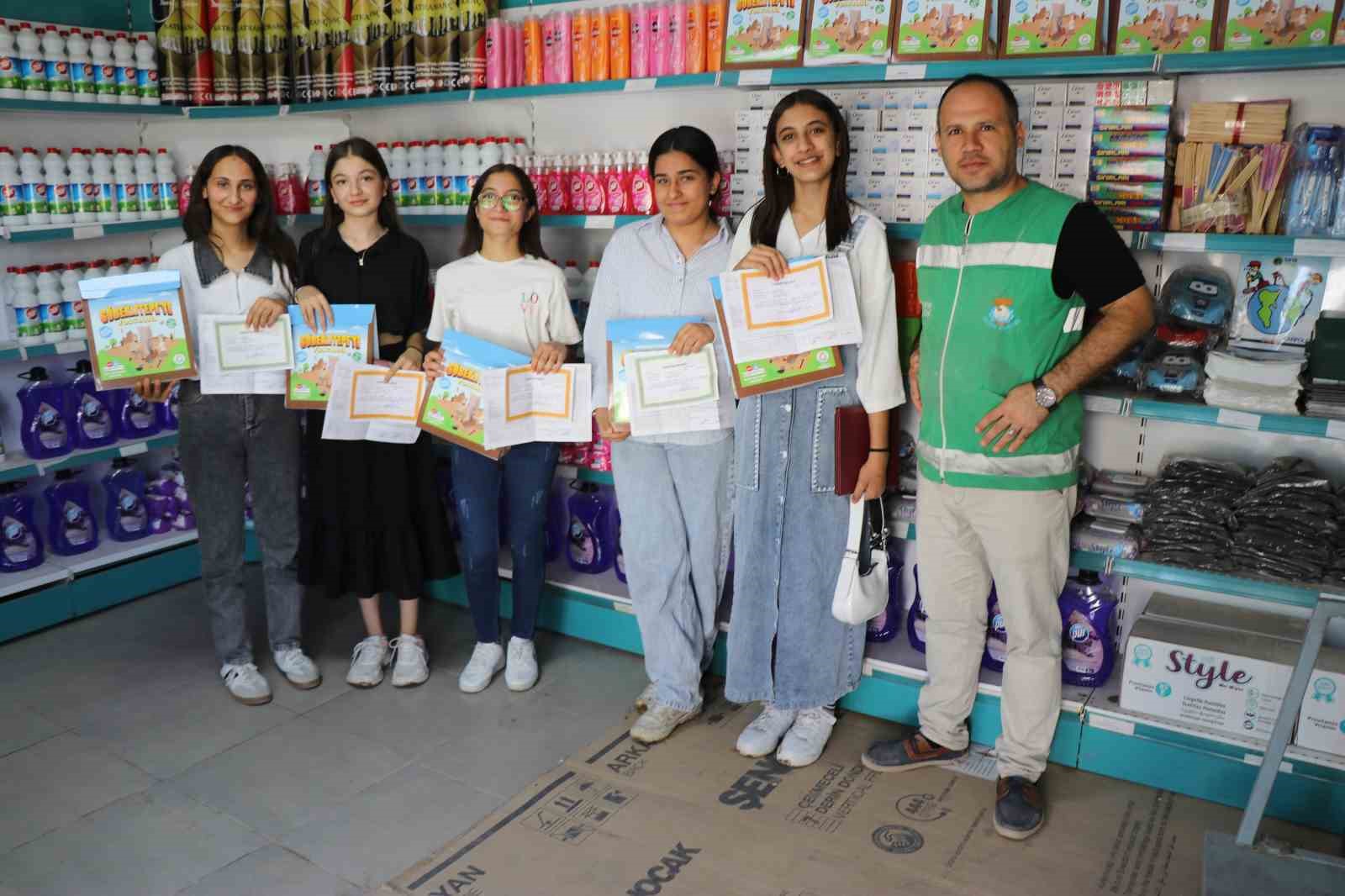 Takdir belgesini g&ouml;t&uuml;ren hediyesini aldı
